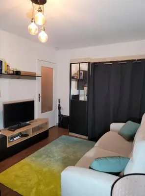 Coin salon dans l'établissement Studio cosy 21m2 rénové 75019