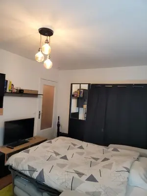 Un ou plusieurs lits dans un hébergement de l'établissement Studio cosy 21m2 rénové 75019