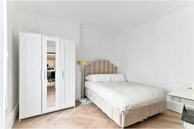 Un ou plusieurs lits dans un hébergement de l'établissement Modern apartment Paris Moulin Rouge