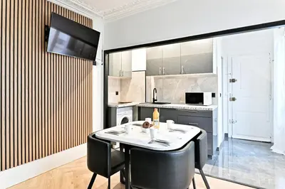 Cuisine ou kitchenette dans l'établissement Modern apartment Paris Moulin Rouge