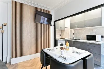 Cuisine ou kitchenette dans l'établissement Modern apartment Paris Moulin Rouge