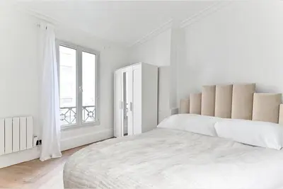 Un ou plusieurs lits dans un hébergement de l'établissement Modern apartment Paris Moulin Rouge