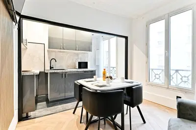 Cuisine ou kitchenette dans l'établissement Modern apartment Paris Moulin Rouge