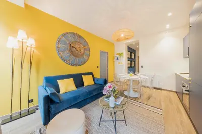 Coin salon dans l'établissement Amazing apartment - 2BR 6P - Gare du Nord