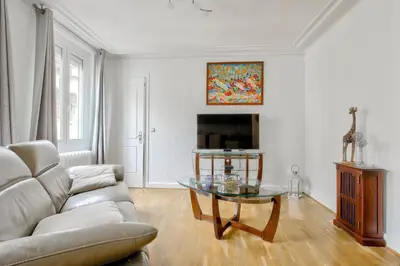 Télévision ou salle de divertissement dans l'établissement Appartement au coeur du 17eme