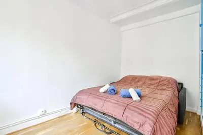Un ou plusieurs lits dans un hébergement de l'établissement Appartement au coeur du 17eme