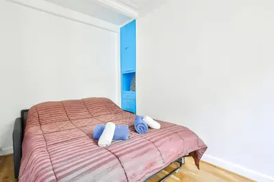 Un ou plusieurs lits dans un hébergement de l'établissement Appartement au coeur du 17eme