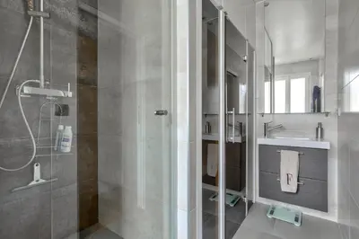 Salle de bains dans l'établissement Appartement au coeur du 17eme