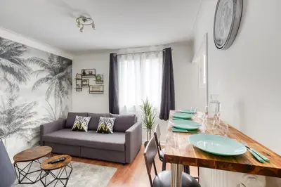 Coin salon dans l'établissement Appart Cosy 4 Personnes - Parking Gratuit - Centre Paris 15 min Metro 4