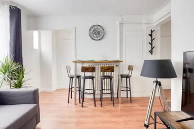 Coin salon dans l'établissement Appart Cosy 4 Personnes - Parking Gratuit - Centre Paris 15 min Metro 4