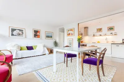 Cuisine ou kitchenette dans l'établissement Beautiful Paris Centre apartment in garden
