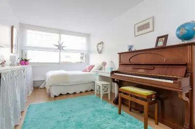 Un ou plusieurs lits dans un hébergement de l'établissement Beautiful Paris Centre apartment in garden