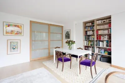 Bibliothèque dans l'appartement