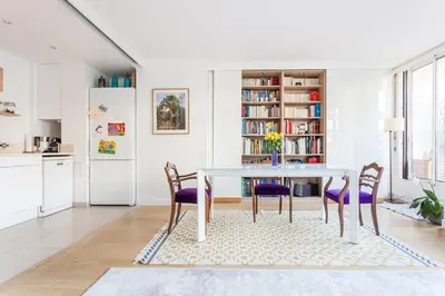 Cuisine ou kitchenette dans l'établissement Beautiful Paris Centre apartment in garden