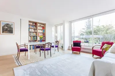 Coin salon dans l'établissement Beautiful Paris Centre apartment in garden