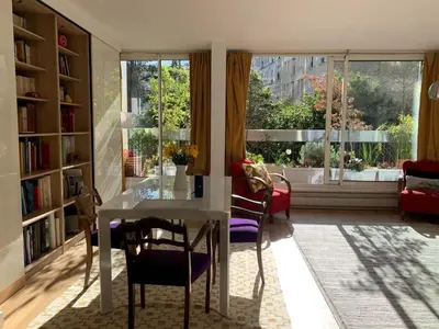 Coin salon dans l'établissement Beautiful Paris Centre apartment in garden