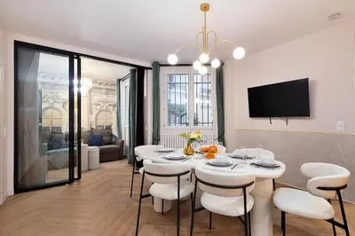 Télévision ou salle de divertissement dans l'établissement Sophie Stay Montorgeuil -2BR 6P Wi-Fi