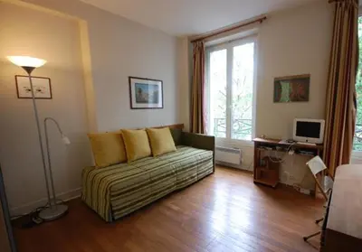 Télévision ou salle de divertissement dans l'établissement Studio Paris near Invalides Unesco Eiffel Tower Montparnasse