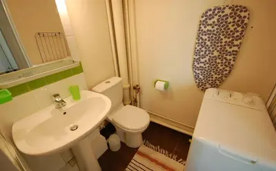 Salle de bains dans l'établissement Studio Paris near Invalides Unesco Eiffel Tower Montparnasse
