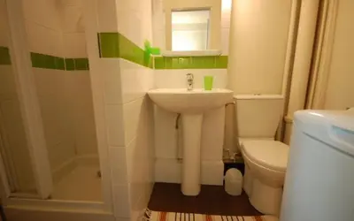 Salle de bains dans l'établissement Studio Paris near Invalides Unesco Eiffel Tower Montparnasse