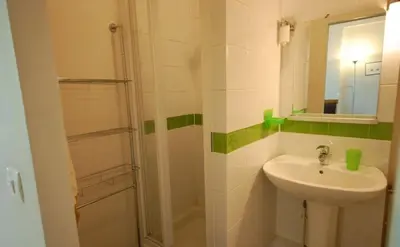 Salle de bains dans l'établissement Studio Paris near Invalides Unesco Eiffel Tower Montparnasse