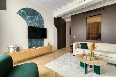 Coin salon dans l'établissement Oniri - Serviced Apartments Notre Dame - Quai des Grands Augustins