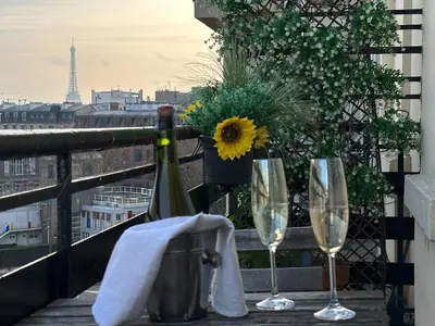 Balcon ou terrasse dans l'établissement Eiffel Tower view Arc Triomphe Champs Elysées area