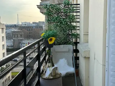 Balcon ou terrasse dans l'établissement Eiffel Tower view Arc Triomphe Champs Elysées area