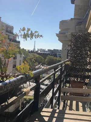 Balcon ou terrasse dans l'établissement Eiffel Tower view Arc Triomphe Champs Elysées area