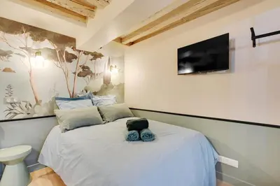 Télévision ou salle de divertissement dans l'établissement Cozy studio in Le Marais - fully equipped