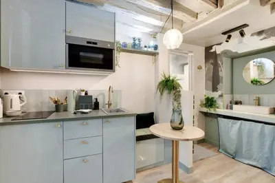 Cuisine ou kitchenette dans l'établissement Cozy studio in Le Marais - fully equipped