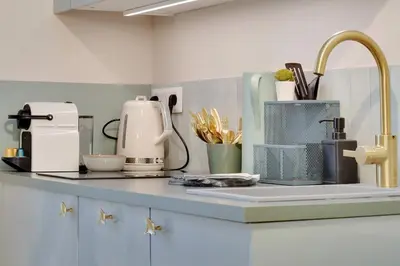 Cuisine ou kitchenette dans l'établissement Cozy studio in Le Marais - fully equipped