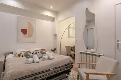 Coin salon dans l'établissement MBA - Courcelles - Splendide Appartement