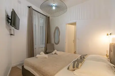 Un ou plusieurs lits dans un hébergement de l'établissement MBA - Courcelles - Splendide Appartement