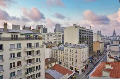 Vue générale sur Paris ou vue de la ville depuis l'appartement
