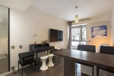 Télévision ou salle de divertissement dans l'établissement Studio Etoile Foch Champs Elysées