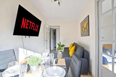 Télévision ou salle de divertissement dans l'établissement Superb Apartment Quartier Les Marais Free Netflix