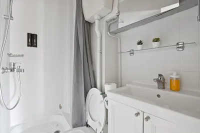 Salle de bains dans l'établissement Superb Apartment Quartier Les Marais Free Netflix