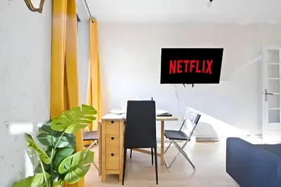 Télévision ou salle de divertissement dans l'établissement Superb Apartment Quartier Les Marais Free Netflix
