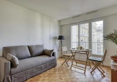 Coin salon dans l'établissement Bright Studio in the Heart of Butte aux Cailles