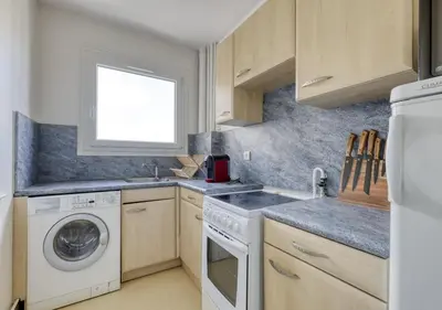 Cuisine ou kitchenette dans l'établissement Bright Studio in the Heart of Butte aux Cailles
