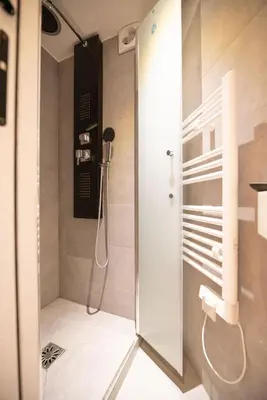 Salle de bains dans l'établissement CIA - Studio Pierre Fontaine