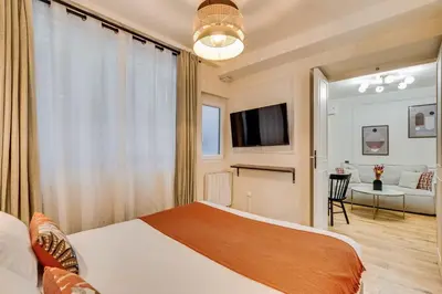 Télévision ou salle de divertissement dans l'établissement Pick A Flat's Apartment in Opera - Rue Grange Batelière