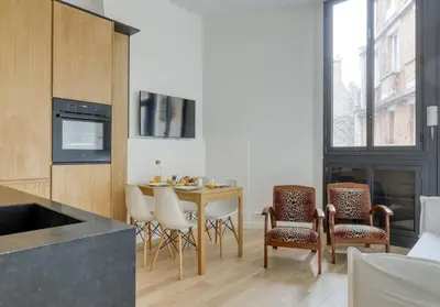 Cuisine ou kitchenette dans l'établissement Cosy 2 Rooms Flat - Chic 16th district - Mid-term