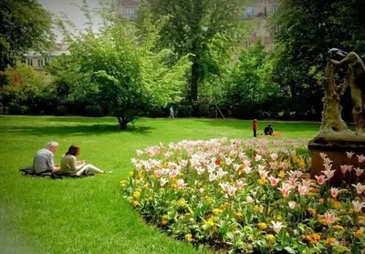 Jardin de l'établissement Cosy 2 Rooms Flat - Chic 16th district - Mid-term
