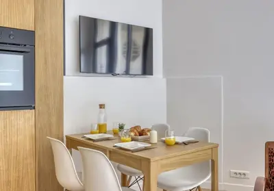 Télévision ou salle de divertissement dans l'établissement Cosy 2 Rooms Flat - Chic 16th district - Mid-term