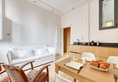 Coin salon dans l'établissement Cosy 2 Rooms Flat - Chic 16th district - Mid-term