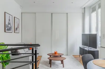 Télévision ou salle de divertissement dans l'établissement Elegant Parisian Apartment near Eiffel Tower
