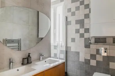 Salle de bains dans l'établissement Elegant Parisian Apartment near Eiffel Tower