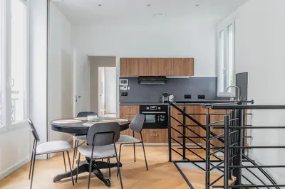 Cuisine ou kitchenette dans l'établissement Elegant Parisian Apartment near Eiffel Tower